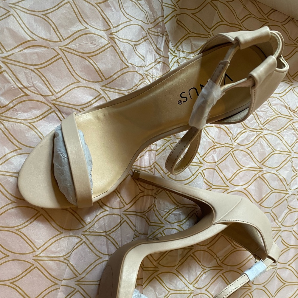 Women’s ankle strap heels - Nude - size 9 Brand New in original box